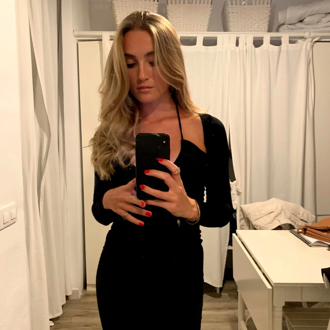 Svart midiklänning med cut-outs - 91