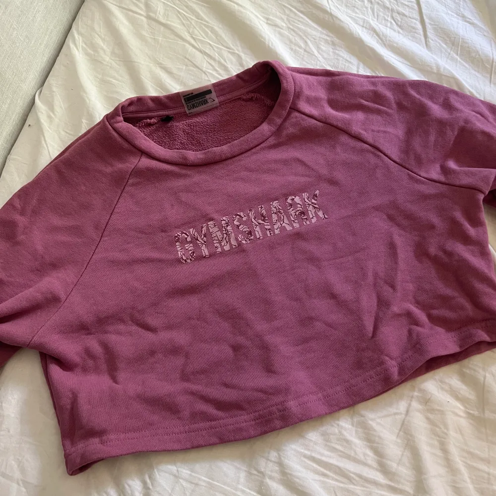 Lila/rosa croptop från GymShark, köpt här på Plick! Nästan aldrig använd! Storlek S💓. Hupparit & Collegepaidat.
