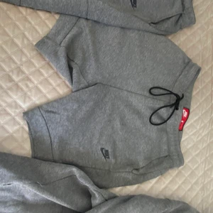 Nike shorts - Storlek M Bra skick utom ett litet hål på framsida lår  Finns matchande byxor och hoodie i min profil 