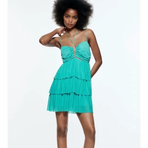 Zara klänning  - Säljer den har populära slutsålda zara klänningen som jag köpte här på plick, som jag själv aldrig använt men den är i bra skick. Den är dock felmärkt, på lappen står det M men är egentligen en S. Är många intresserade blir det budgivning! ❤️