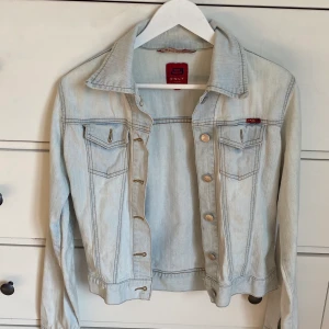Jeansjacka  - Jeansjacka från Only i storlek M. Välanvänd men i gott skick.  Pris går att diskutera!