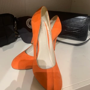 Bianco klackskor - Ett par skit snygga klackskor i färgen orange!! Nypris är 995kr, st 41 men passar 40. Snabb affär och dem kan säljas för 230kr + frakt. 