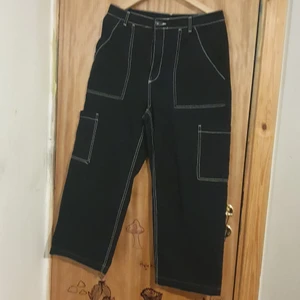 svarta byxor med vitt stygn  - ett par H&M byxor i bra skick använda max 5 gånger. ser korta ut men jag själv är 158 och passar perfekt i längd