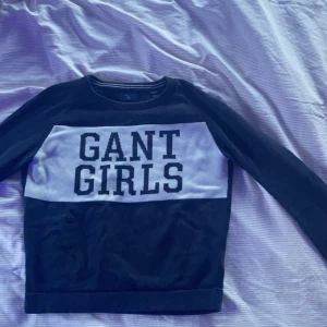 Säljer en Gant tröja - Säljer en gant tröja!❤️😍 den är storlek 134-140 och den är tvättad💖 den kostade 600 kr så vi kör på 200-300 kr på den!😀
