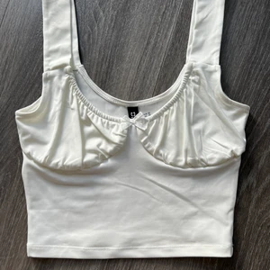 y2k crop top - krämvit croptop med gullig liten rosett från H&M i xs, alldrig använd.🤍