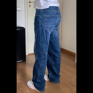 Dressman baggy jeans - Ett par jeans ifrån dressman som jag själv knappt använt. Finns ingen storlek men passar S oversized. Inga täcken på skador, gott skick. Nypris 499 kr men säljes för 100kr.
