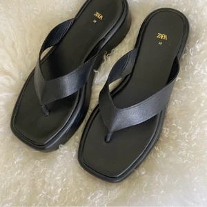 Zara sandaler/flipflop - Köpte dessa på plick men måste sälja vidare dö de tyvärr var förstora. Strl 39, i nyskick. 
