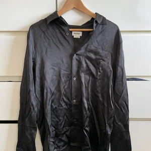 Satin skjorta - Från weekday storlek S, ser bättre ut när den är strykt 