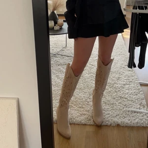 Cowboy boots - Säljer mina beiga cowboyboots!! Använda 2 gånger så i nytt skick. Storlek 38 och köparen står för frakt :)
