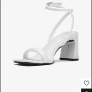 Sandaler  - Säljer dessa sandaler med en liten klack från din sko💗köpt för 500kr och använda en gång på balen 🤗säljer för 200kr och de är i storlek 36 men stora i storleken så passar även mig med 37.5 