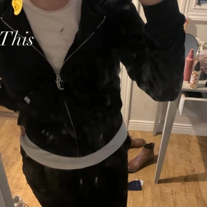 Juicy tröja -  BUDA GÄRNA!💘Säljer min jätte fina juicy hoddie. Den har inte kommit till så mycket användning. Men använd ett par fåtal gånger. Inte sliten, jätte fint skick💘💕💝orginal priset- 1000kr. Köparen står för frakten💘 