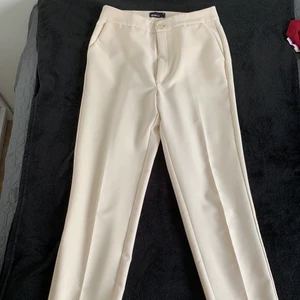 Kostymbyxor  - Kostymbyxor från Ginatricot i beigefärg