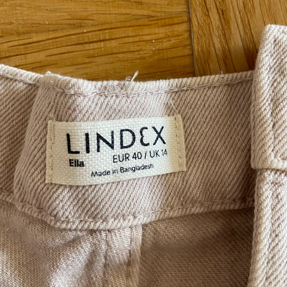 Beigea byxor från lindex. Högmidjade. Aldrig använda. Jeans & Byxor.