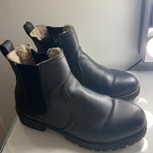 Boots  - Svarta boots från hm, använda några gånger men i fint skick! Strl 39🖤