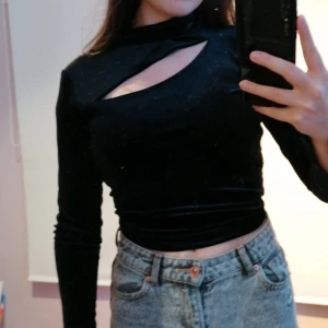 Svart tröja med slit - En svart tröja med slit från gina tricot. Jag vet inte vad materialet kallas men kontakta vid frågor så kan jag även skicka fler bilder. Tröjan är nästan oanvänd.