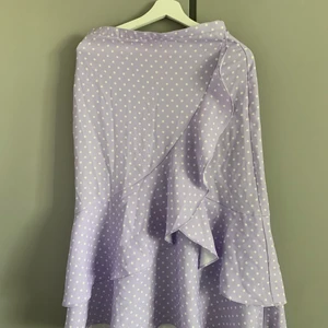 Prickig kjol - Lila och vit kjol från NAKD. Storlek 36, använd 2 gånger
