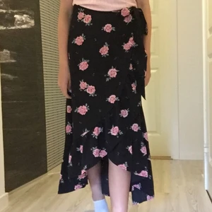 Linne och kjol - Båda i fint skick, säljer då båda är stora på mig Köp båda för 60kr eller enskilt för 30kr