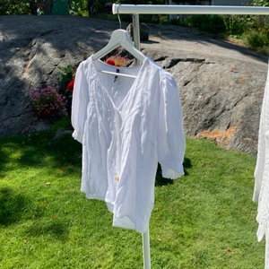 Vit blus - Så fin vit sommarblus, enkel med bara 4 knappar!! Älskar detaljerna men har tyvärr blivit för liten🤍 Passar xs-s🥰