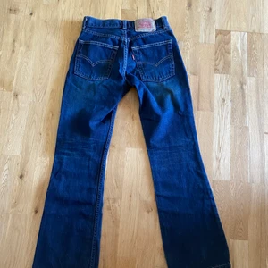 Levi’s - Säljer nu min low waisted levi’s eftersom jag tyvärr inte kan ha dom längre. Skulle säga att dom är små i storlek. Pris + frakt