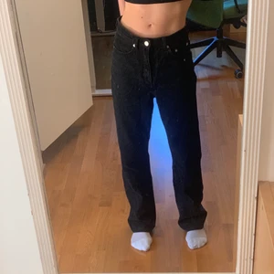 Snygga jeans  - Coola svarta jeans från weekday. Bra kvalité. W26. Går ner till marken på mig som är 165. 