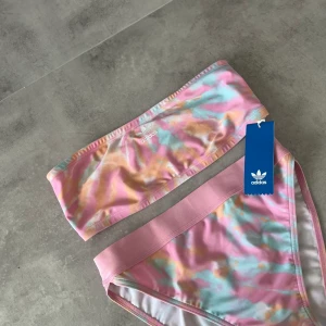 Bikini  - Säljer en oanvänd adidas bikini med lapp kvar.  säljes då överdelen va för liten för mig… trosorna är storlek 36 och toppen är storlek 38.