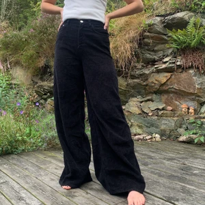 Vida manchester byxor  - Snygga långa vida svarta Manchester byxor från Zara i storlek 34!