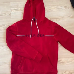 Tommy Hifiger Hoodie i strl M - Mycket bra skick som har används väldigt sparsamt. Köpt för 700 kr från herravdelningen. 