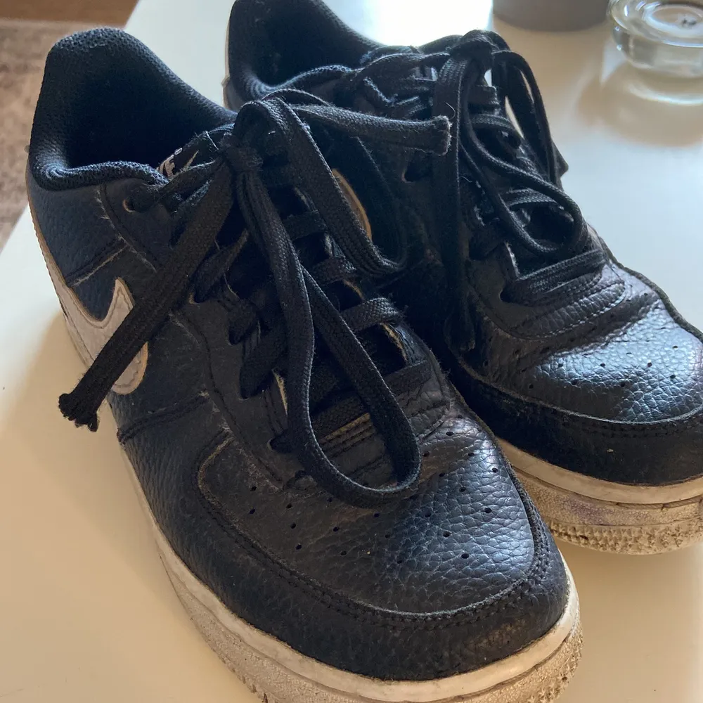 Säljer dessa Nike skor pga. att dom är alldeles för små, storlek 35,5. Ganska så bra skick, innan jag skickar dom så rengör jag dom. 💕säljer dom för 400+ frakt men vi kan diskutera priset ifall du är intresserad!! 💕. Skor.