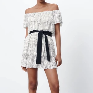 Zara klänning - säljer denna JÄTTE söta zara klänning. då den e lite för stor, aldrig andvänd! skriv för egna bilder/vid frågor! Priset kan diskuteras