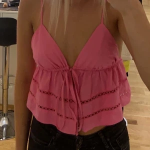 Rosa Zara topp - Säljer min populära rosa zara topp i storlek S. Köpte den här på Plick men jag själv har bara använt den en gång. I väldigt fint skick💕