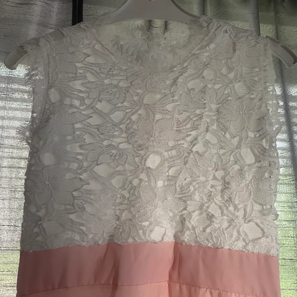 Fin rosa klänning med vit spets i storlek S som är använd ett fåtal gånger! Säljer den då jag tyvärr inte har någon användning av den! Tveka inte att kontakta mig om du har några frågor eller om du vill ha mer bilder på klänningen!💕. Klänningar.