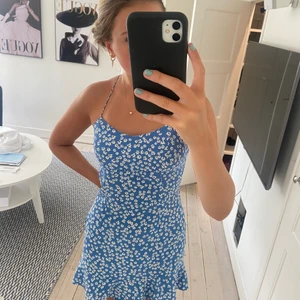 Blommig zara klänning - Säljer denna jättefina zaraklänning i jättebra skick. Den är knappt använd och har ett jättefint somrigt mönster! Storlek S