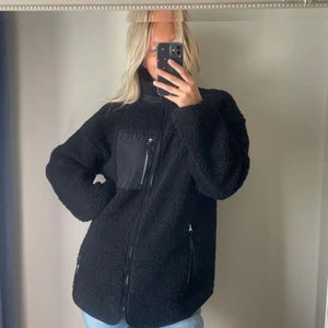 H&M Svart Piléjacka - Säljer denna svarta Piléjackan/ koftan från H&M i Strl. S. Aldrig använd, men lapp finns ej kvar. Skriv för fler bilder eller diskutering av pris!