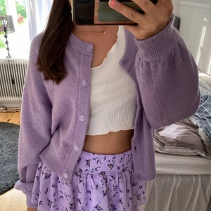 Kofta💜💜 - Otroligt söt och mysig kofta från H&M storlek L💜💜💜 jääääättemjuk! Helt oanvänd och har bara hängt i garderoben, säljer då den tyvärr inte kommer till användning :( nypris 299