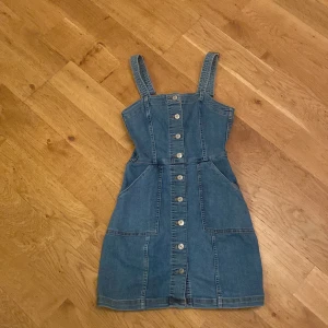 Jeansklänning - Hängsel jeansklänning i bra skick.