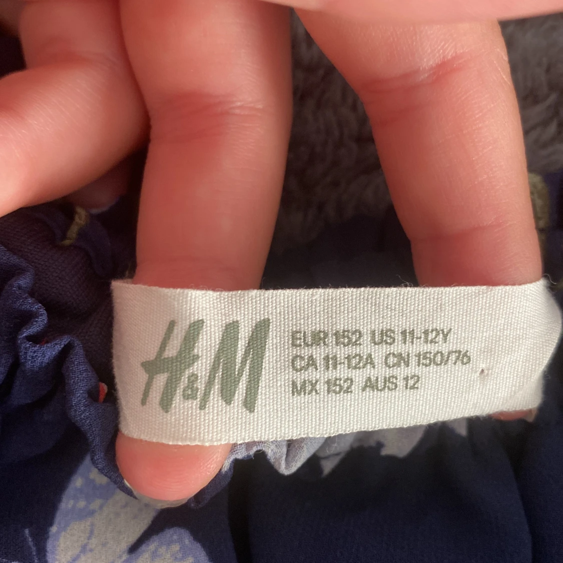 En marinblå blus med blommor - 91