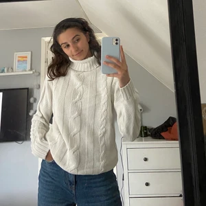 Kabelstickad tröja  - SÅ FIN Kabelstickad vit tjocktröja med polo! Köpt secondhand men är så bra skick och materialet är lite tjockare, perfekt till vinter🤍 snyggast till jeans enligt mig men funkar till alla byxor🤍 