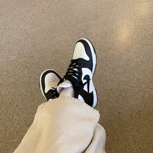 Nike dunk high black, white  - Säljer dessa fina skor för att jag vill köpa ett par andra nu! Har haft dem sedan februari/mars och är sparsamt använda. Kom gärna privat om du vill ha fler bilder eller vid frågor. Köpta för 2500kr och söker för 1500kr. Låda medfölje.Pris kan diskuteras.