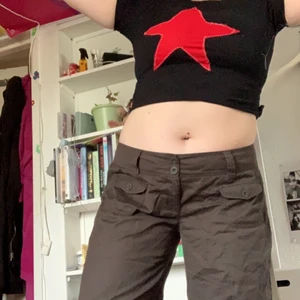 Bruna byxor - SKITSNYGGA bruna byxor!! Lite stora för mig annat hade jag behållt dem! Tryck inte på köp! Kontakta mig vid intresse💞