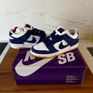 NIKE SB DUNK LOW PRO PRM (deep royal blue) - Ett par sprillans nya nike dunk low som jag vann i en lottning. Jag har aldrig burit skorna och skorna släpptes den 22 Juli. Otroligt coola och unika i sitt slag. Man får med 3 olika färger på skosnörena (blå, vit & röd). Skriv till mig om intresse finns.