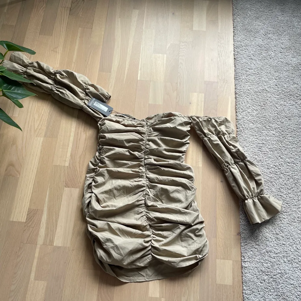 Säljer denna fina klänning. Helt oanvänd. Säljer pga att den är för stor. Torlek 42.. Mekot.
