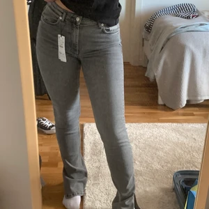 Zara jeans - Trendiga zara jeans med jätte fin slit nere vid foten!! Bekväma och långa. Helt oanvända med prislappar kvar