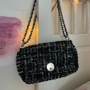 Väska - Superfin väska som kan användas som både handväska exempelvis över ena axeln eller som axelremsväska.😍 Perfekt storlek där man får plats med det nödvändigaste✨🌷 Nyskick och kostade 499 kr i butik! Hojta om du vill ha fler bilder eller mer information🫶🏻✨