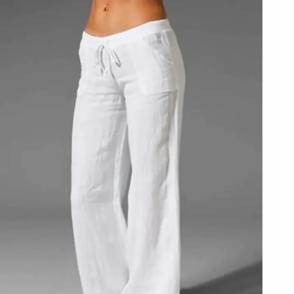 Säljer dessa skitsnygga byxorna då dem tyvärr är försmå för mig. Dem är u st M men skulle säga att dem är dem en S.. Jeans & Byxor.