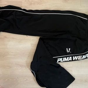 Puma byxor  - Jättesköna puma mjukisar som man kan öppna på sidorna av benen med en kedja 