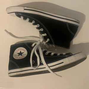 svarta converse -  svarta converse i storlek 37 (US 6). vet inte den exakta modellen så se bilder. köpta secondhand men asbra skick<3 köparen betalar frakt, jag kan inte ta ansvar för varan efter att den har postats, skriv innan du köper tack! bara att skriva för frågor:)