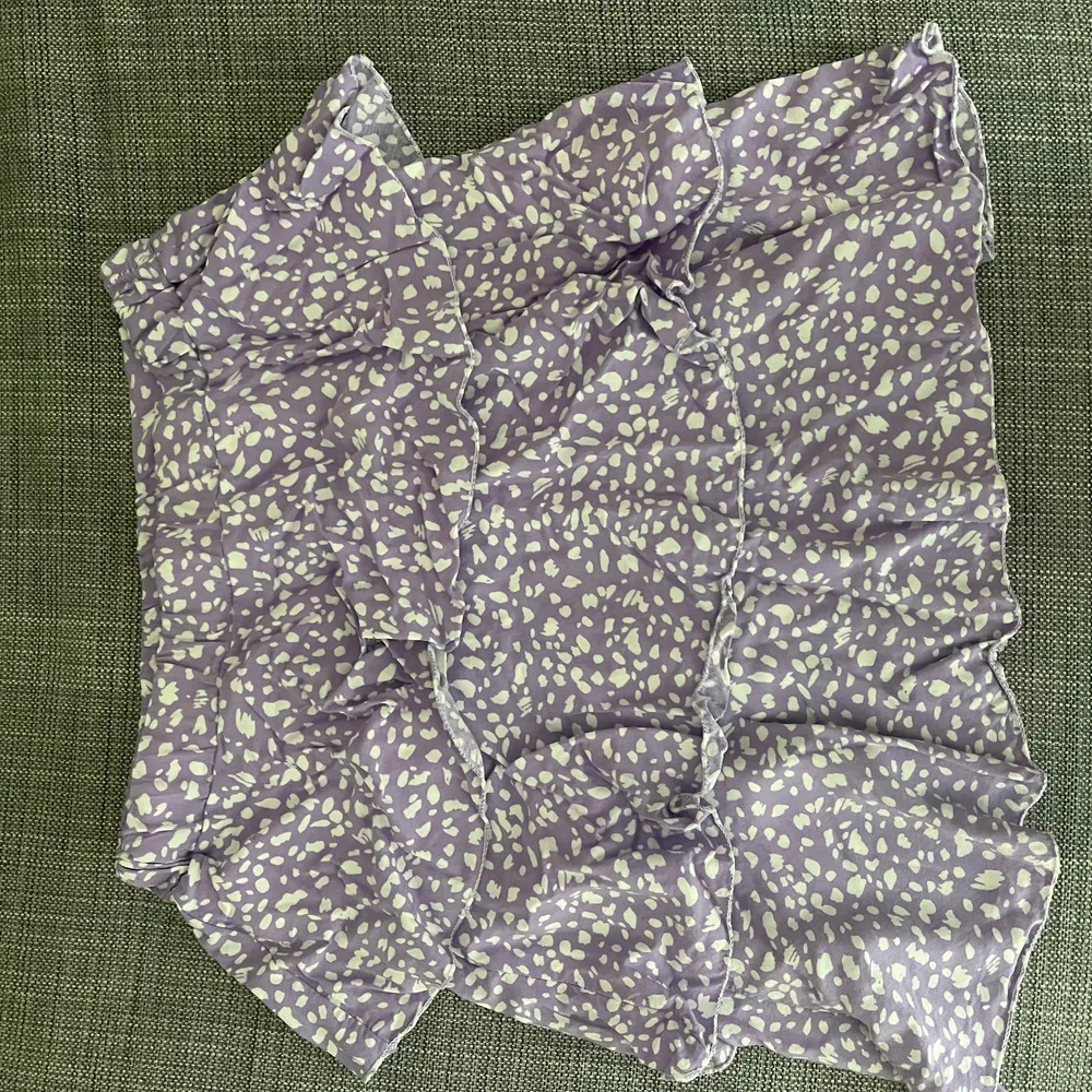 En prickig lila kjol från Two Angels i storlek S (passar xs också). Köpt sommaren 2020 och i bra skick! Använd 2 gånger. Du står för frakt.. Kjolar.