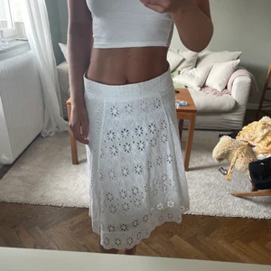 Vit kjol Zara  - Vit kjol från zara i strl small! 