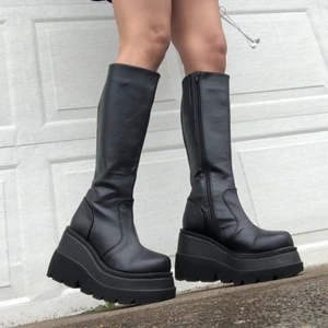 Demonia shaker 100 - helt oanvända/perfekt skick bara påprövade hemma authentic demonias! går ej att få tag på i sverige. köpta från deras egna hemsida för 1300 plus 600kr frakt/tull. Storlek 7 passar 37-38 Älskar dessa men har ej plats för alla mina skor, pris kan diskuteras