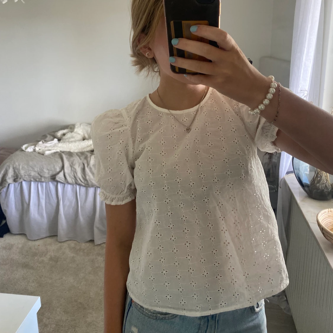 topp med broderier 